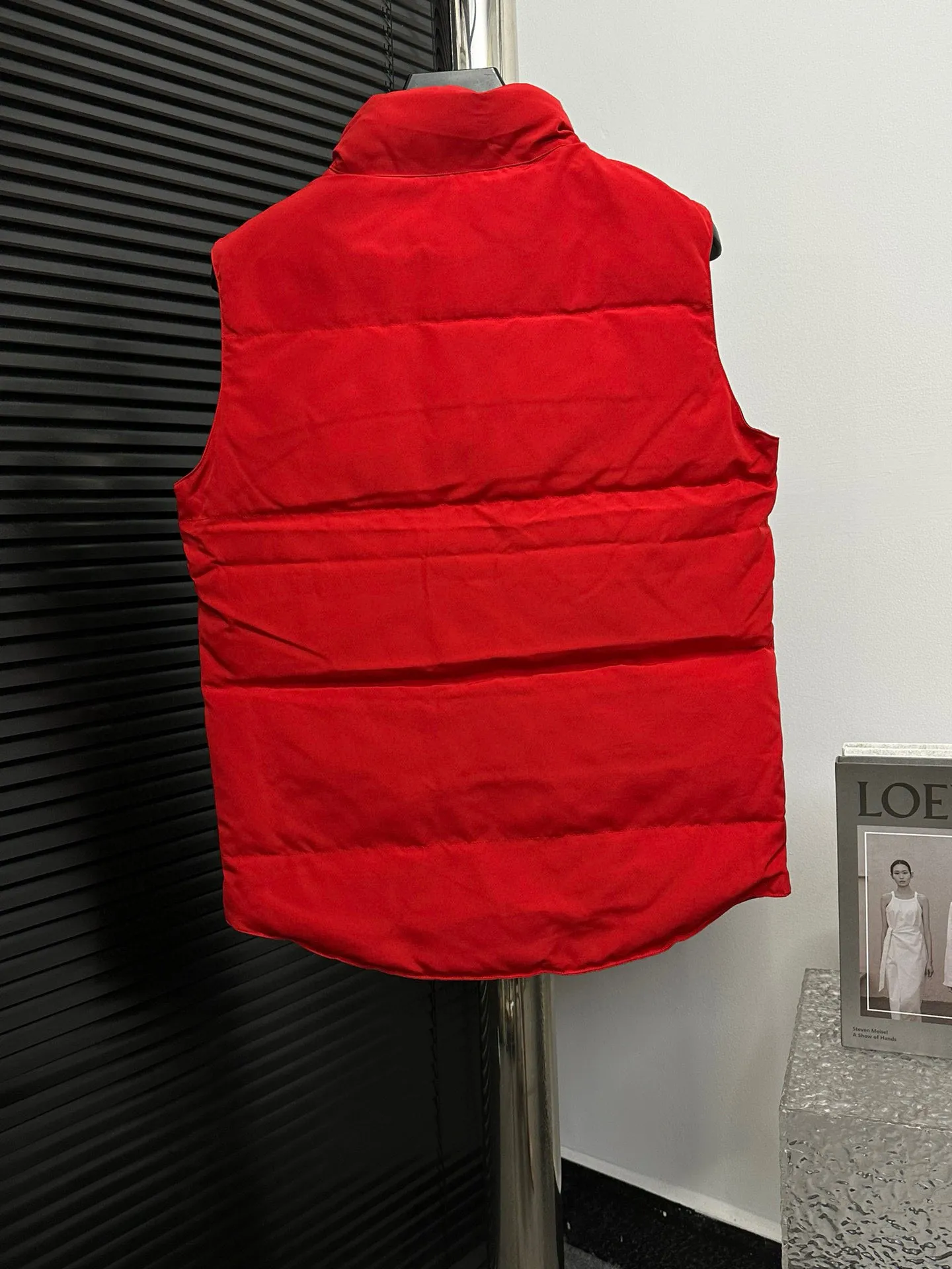 P360 [Canada Goose] Canada Goose #Freestyle Crew 4154M Men’s and Women’s Vest Down# ➖ Imported Behringer embroidery machine with customized 10,000-needle embroidery logo! ➖ Imported 21-count polyester-cotton blended original fabric, using Feather-Light 10D waterproof coating fabric, made of 84.5% polyester fiber and 15.5% cotton, 100% the best feel in the entire network! ➖ The genuine official website uses the national standard 80 white duck down, and will never be misled by false claims such as 90 down or goose down! ➖ 100% nylon nylon lining with double double-layer sealing design to prevent velvet from running away. Top-grade polar fleece is used in the collar and pockets to keep warm and comfortable! ➖ Yoshida YKK provides original custom-made electroplated sliders. YKK two-way lockable zippers are tight and smooth and will not peel off paint! ➖ 3M composite original Velcro is durable, and all accessories and hardware are disassembled and customized! ⛔No slander, no exaggeration, no need for too much copywriting, because it is focused, it is professional!  SIZE: XS S M L XL XXL